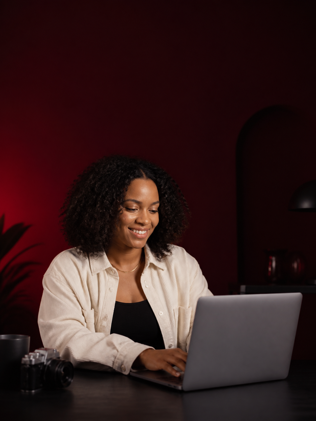 Une créatrice prépare ses prochaines publications dans son studio.