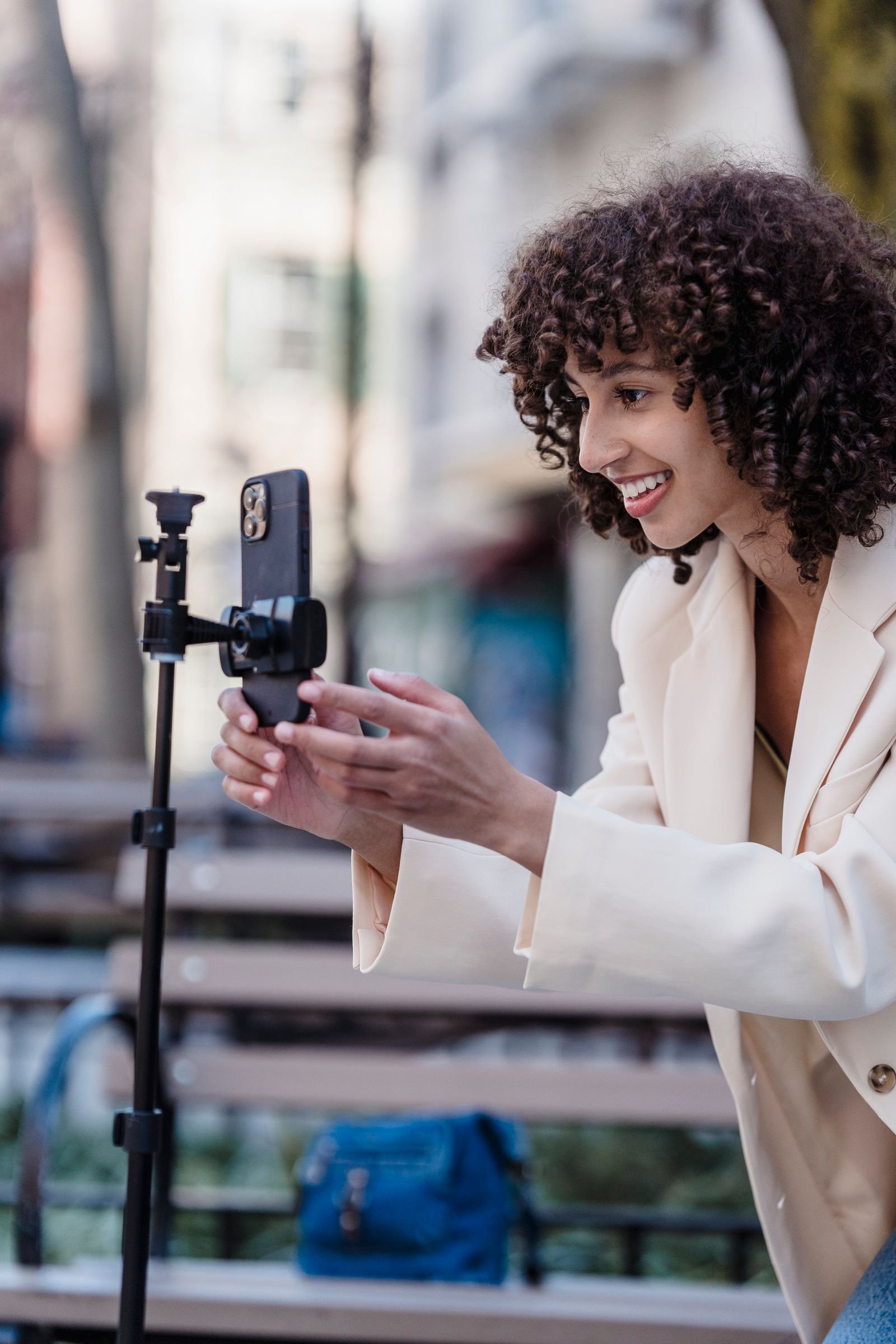 Une créatrice prépare une vidéo sociale avec son smartphone
